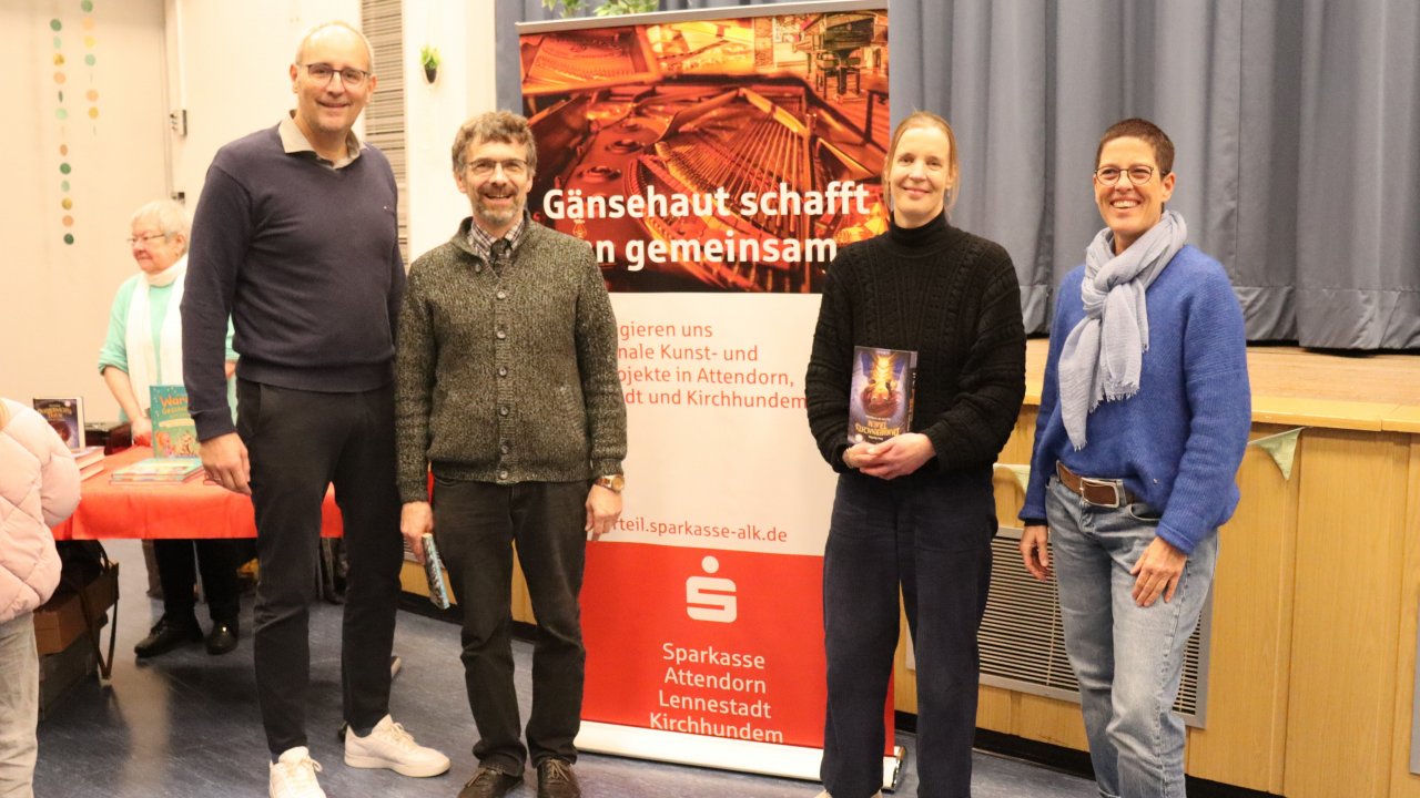 Auf dem Bild von links nach rechts: Dirk Stenger (Sparkasse), Pfarrer Christoph Otminghaus, Autorin Anne Ameling und Schulleiterin Ellen Sandforth-Linder. von privat