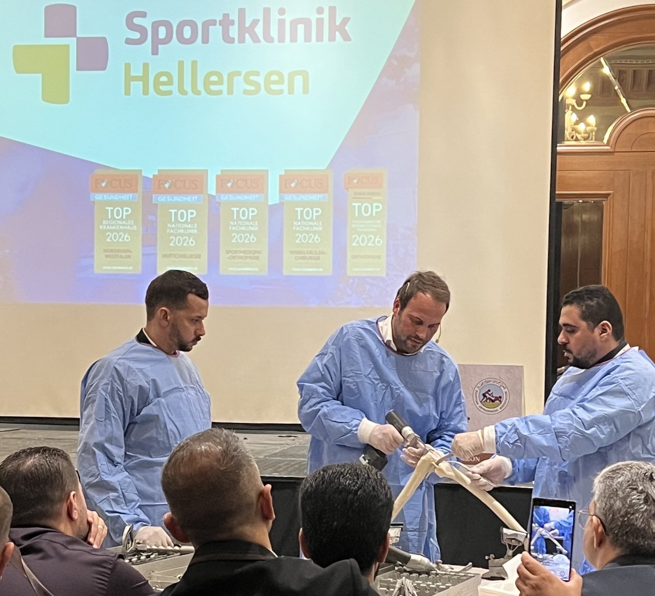 Zum Auftakt des Kongresses leitete Chefarzt Dr. Stefan Schmidl einen fachwissenschaftlichen Workshop zur modernen Endoprothetik. von Sportklinik Hellersen