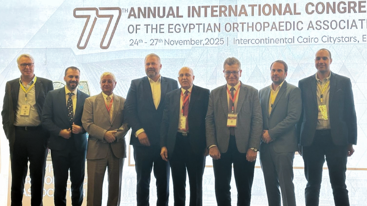 Die Delegation der Sportklinik Hellersen wurde in Kairo persönlich vom ehemaligen ägyptischen Gesundheitsminister Prof. Dr. Adel Adawy sowie von Prof. Mohamed Elashhab, Generalsekretär des Kongresses, begrüßt und erhielt als besondere Anerkennung eine Ehrenurkunde der Egyptain Orthopaedic Association. von Sportklinik Hellersen