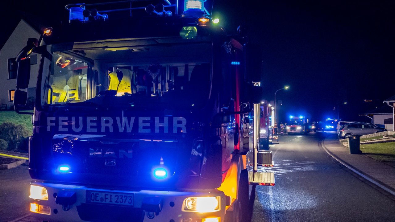 Zu einem Brand in Heggen wurde am Mittwochabend, 3. Dezember, die Feuerwehr gerufen. von Lukas Tilke, Feuerwehr Finnentrop
