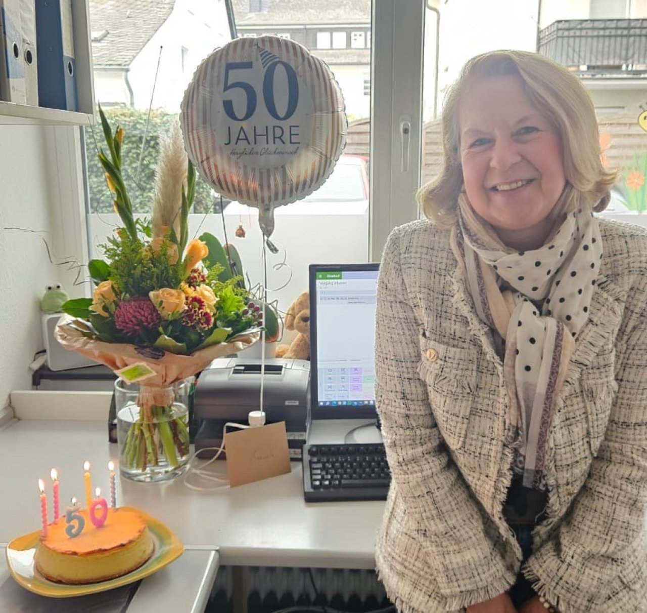 Seit 50 Jahren gehört Manuela Opitz mit zum Team der Apotheke am Markt. von Apotheke am Markt Olpe