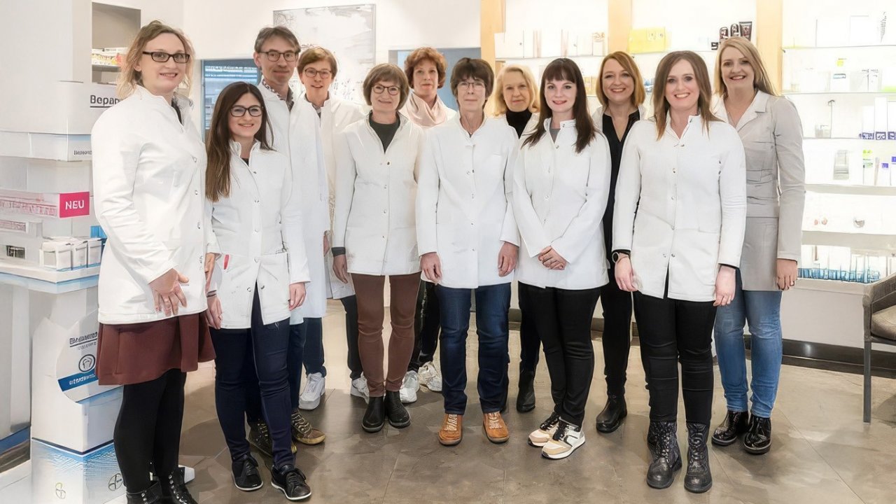 Das Team der Apotheke am Markt in Olpe feiert 50-jähriges Bestehen der Apotheke. von Apotheke am Markt Olpe