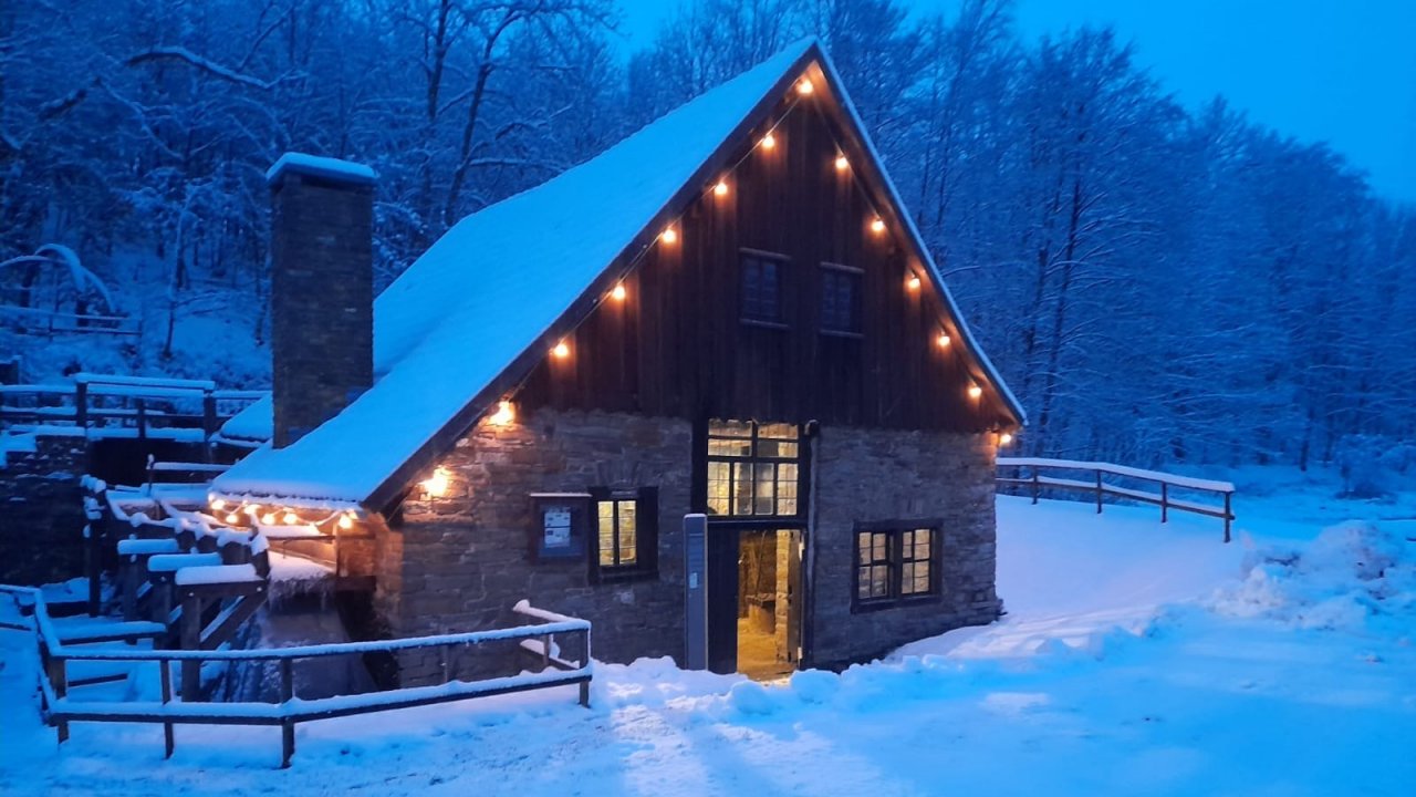 Das Museum Wendener Hütte steht wieder ganz im Zeichen des „Weihnachtlichen Hüttenzaubers“. Auf dem Foto ist das verschneite Hammerwerk zu sehen. von privat