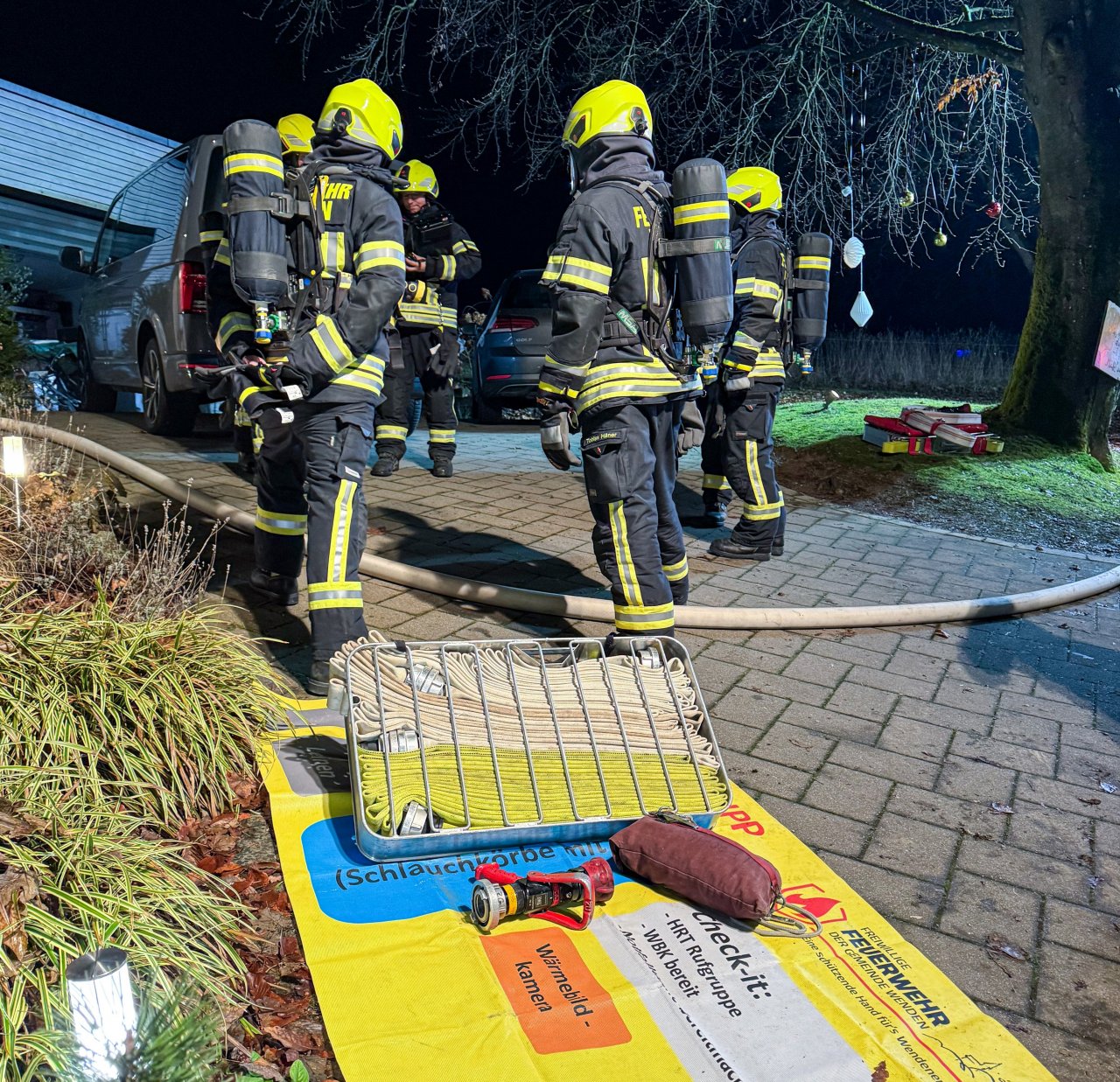 Einsatzkräfte bei dem Brand in Heid. von Feuerwehr Wenden