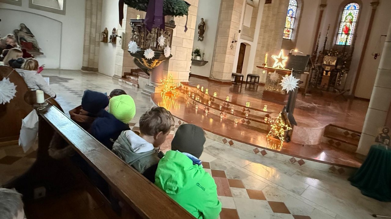 Zu einem Adventsnachmittag mit einem gemeinsamen Weihnachtssingen in der Kirche und einem anschließenden Elterncafé in der Grundschule hatte jetzt die Oene-Elspe-Tal-Schule eingeladen, organisiert von der OGS: von privat