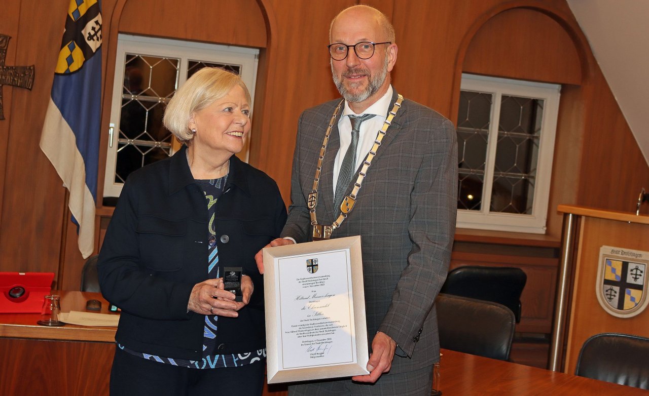 Fünf Wahlperioden gehörte Hiltrud Meinerzhagen der Stadtverordntenversammlung an. Dafür überreichte ihr Bürgermeister Uli Berghof die silberne Ehrennadel der Stadt. von Rüdiger Kahlke