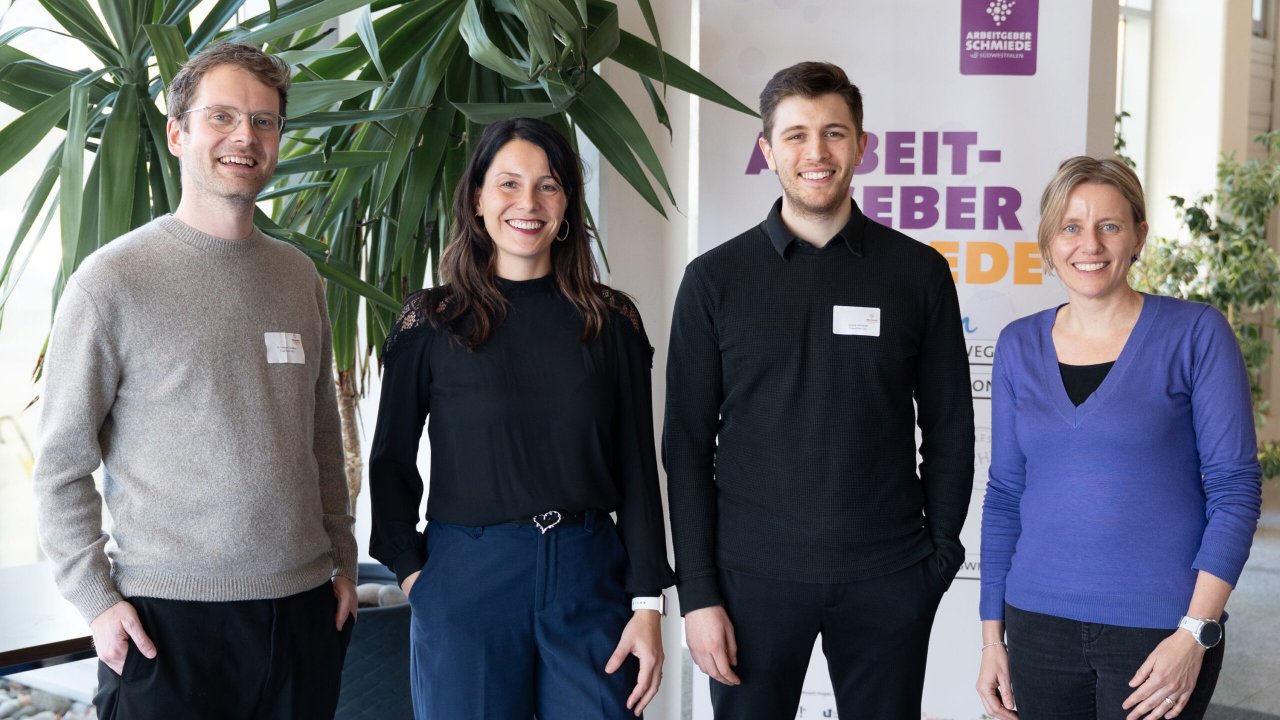 Stellten die zentralen Erkenntnisse der Befragung vor (v.l.): Dr. Clemens Striebing (Fraunhofer Institut), Maria Arens (Arbeitgeberschmiede Südwestfalen), Jannick Schneider (Fraunhofer Institut) und Saskia Haardt-Cerff (Arbeitgeberschmiede Südwestfalen).. von Niklas Jung/Südwestfalen Agentur GmbH)privat