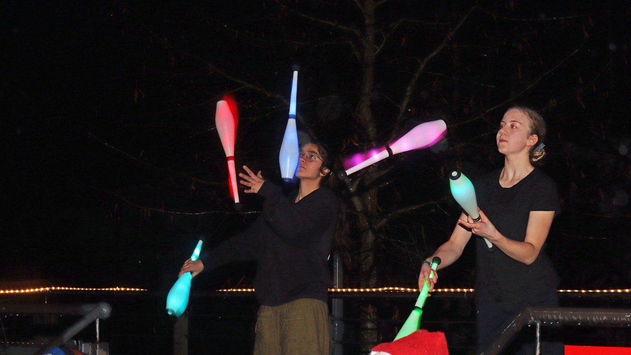 Der leuchtende Auftritt der jungen Artisten beim Glühweintasting in Hützemert war ein Highlight am Samstag, 6. Dezember. von Rüdiger Kahlke