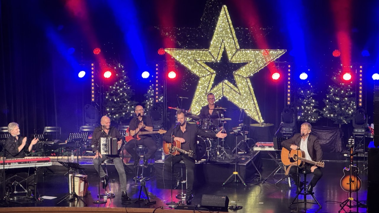 Die Paveier bei der „Kölsche Weihnacht: Paveier & Freunde“ am 6. Dezember in der Stadthalle in Olpe. von Catriona Rath