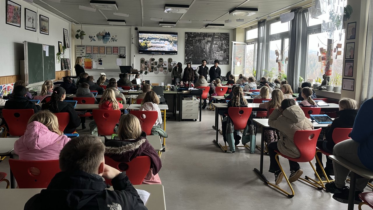 Unter dem Motto „Action an der Sekundarschule“ konnten die Viertklässler einen Vorgeschmack auf das Schulleben an der Sekundarschule Olpe-Drolshagen erhalten. von privat