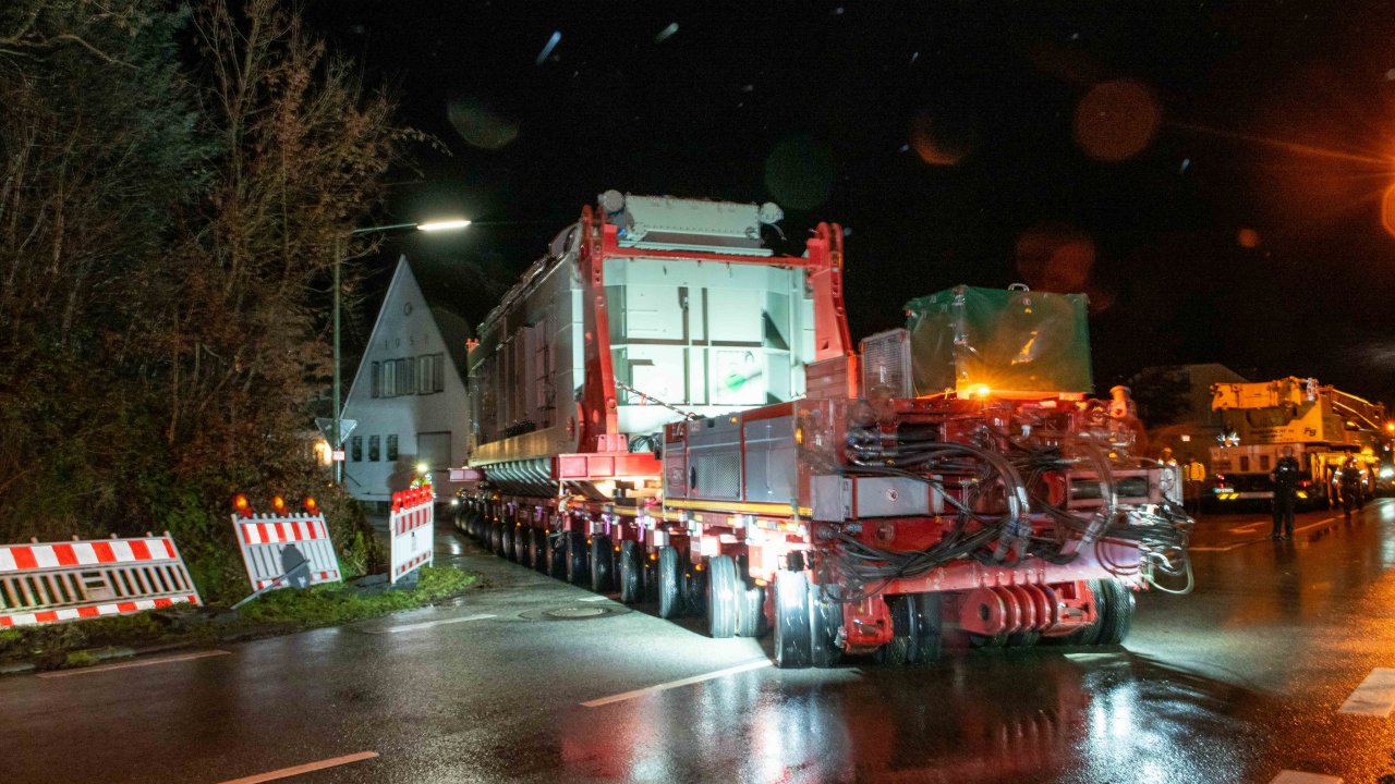 Per Fernsteuerung startete der 300 Tonnen schwere Trafo vom Kirchhundemer Bahnhof zur Hundemstraße. von Nils Dinkel