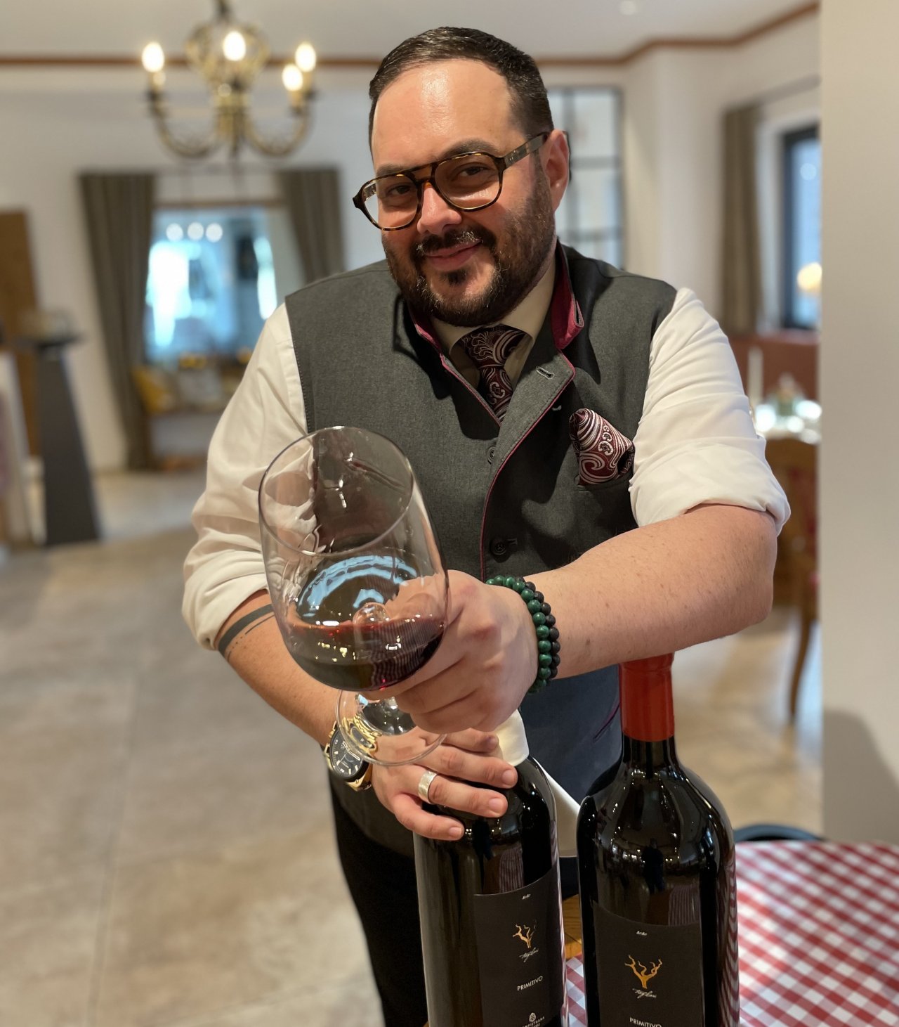 Gabriel Bazaga Mena, gastronomischer Leiter im Landhotel Voss in Saalhausen, empfiehlt zum Hauptgang einen Primitivo Trefilari IGP Rotwein. von Landhotel Voss