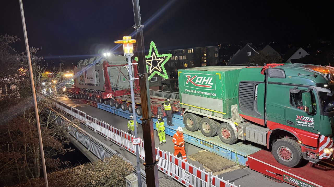 Hunderte Beobachter säumten die Straßen in Altenhundem, als sich der 300-Tonnen-Koloss seinen Weg durch das Nadelöhr Helmut-Kumpf-Straße bahnte. Besonders spannend wurde es an der Brücke, die seit langem für Fahrzeuge über 3,5 Tonnen gesperrt ist. von Kerstin Sauer