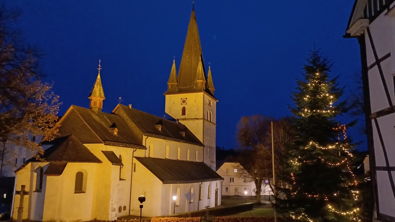 Die festlich illuminierte Pfarrkirche in Drolshagen. von Heinrich Stachelscheid