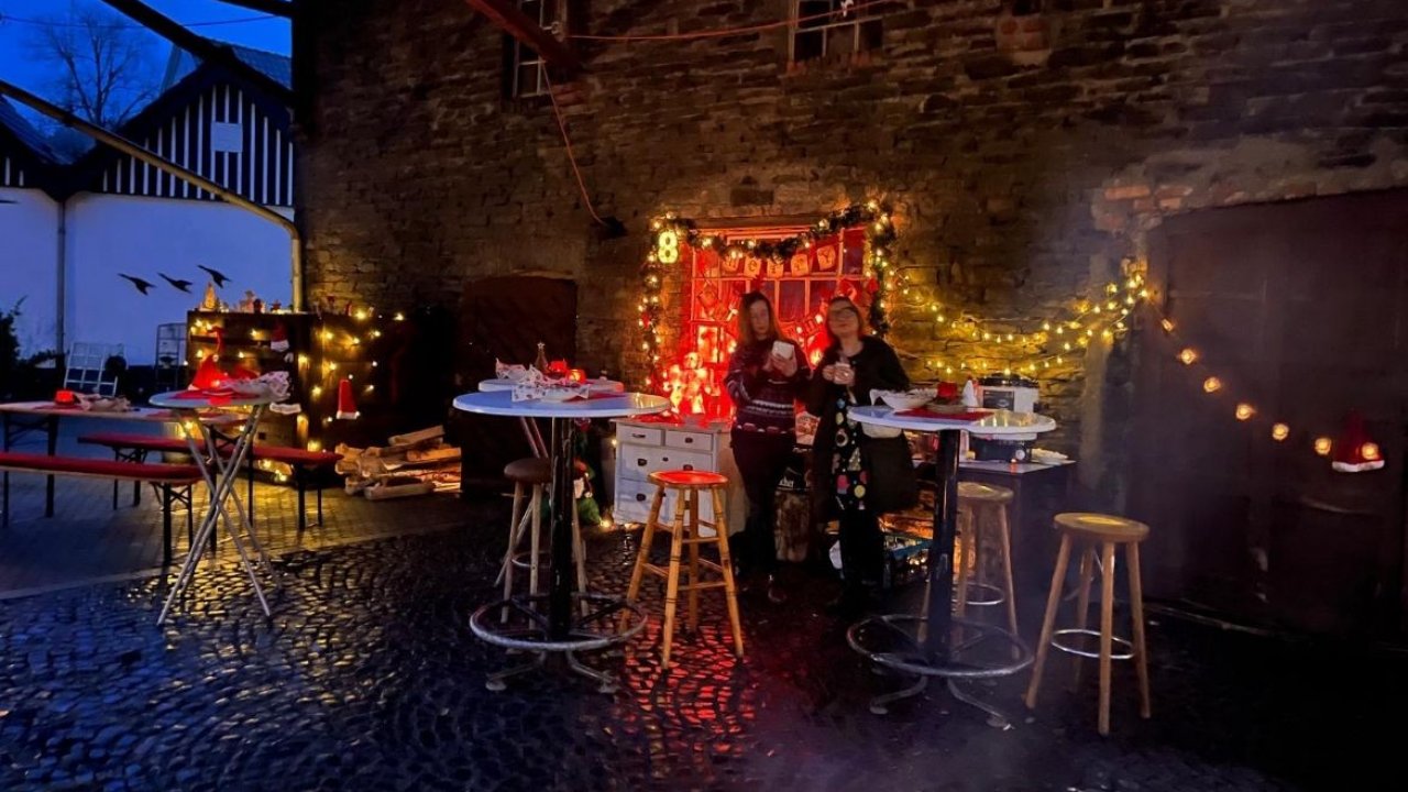 Jeden Abend von 17 bis 19 Uhr öffnet sich in der Adventszeit in  Oberelspe ein liebevoll gestaltetes Adventsfenster. von Christiane Kemper