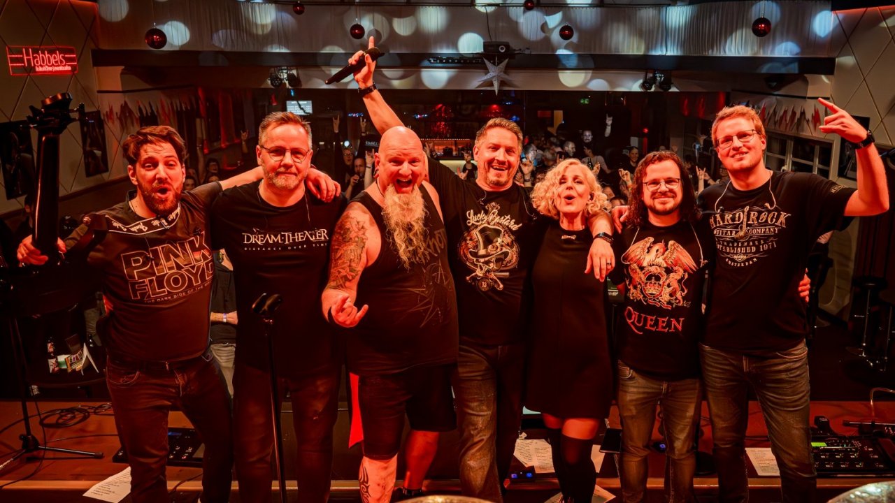 Die Lennestädter Band „Monsun“ heizt dem Publikum beim „Beatabend“ in Bad Fredeburg ein. von privat