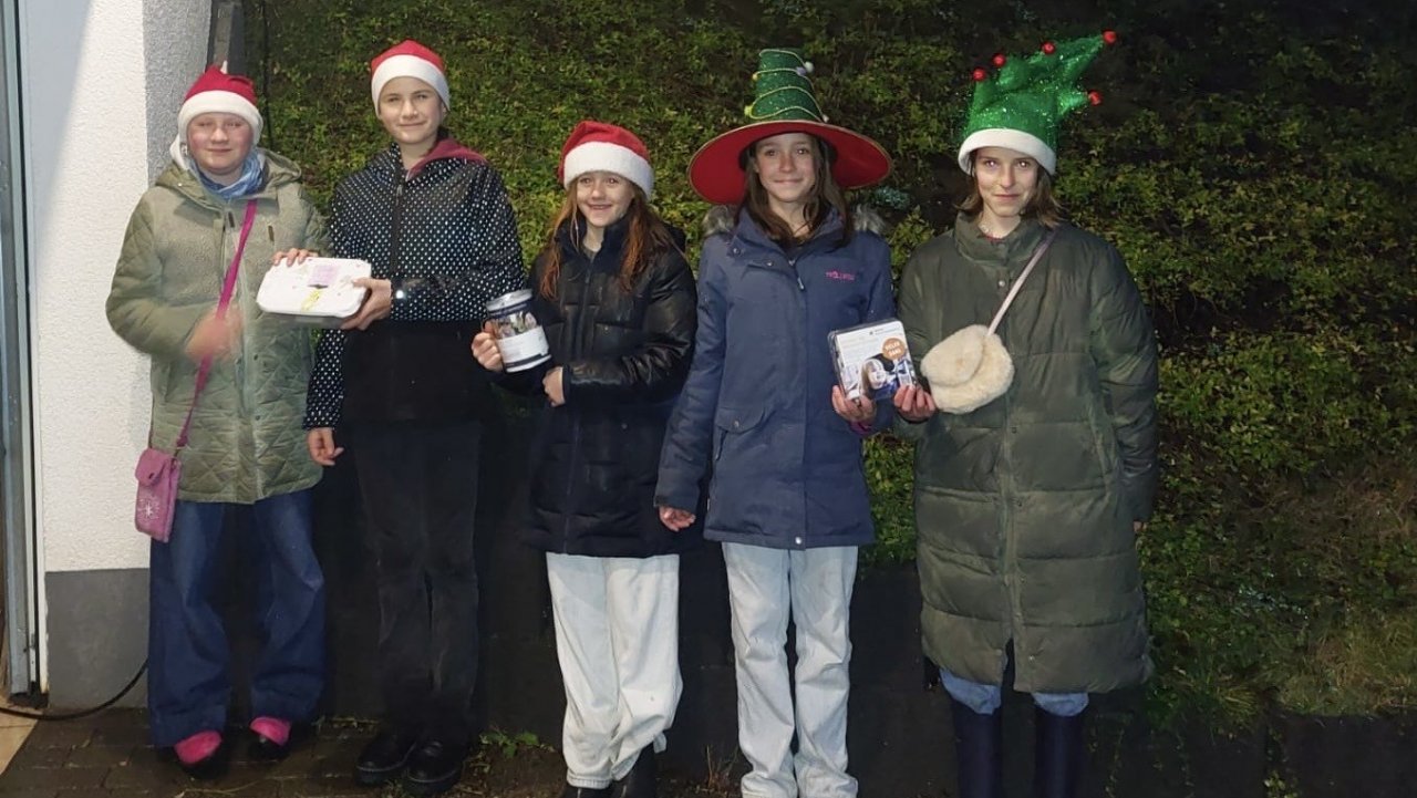 Leni Schulte, Sophie Schulte, Emma Schürholz und Frida Plugge haben einen Spielzeug-Flohmarkt organisiert und den Erlös gespendet. von privat