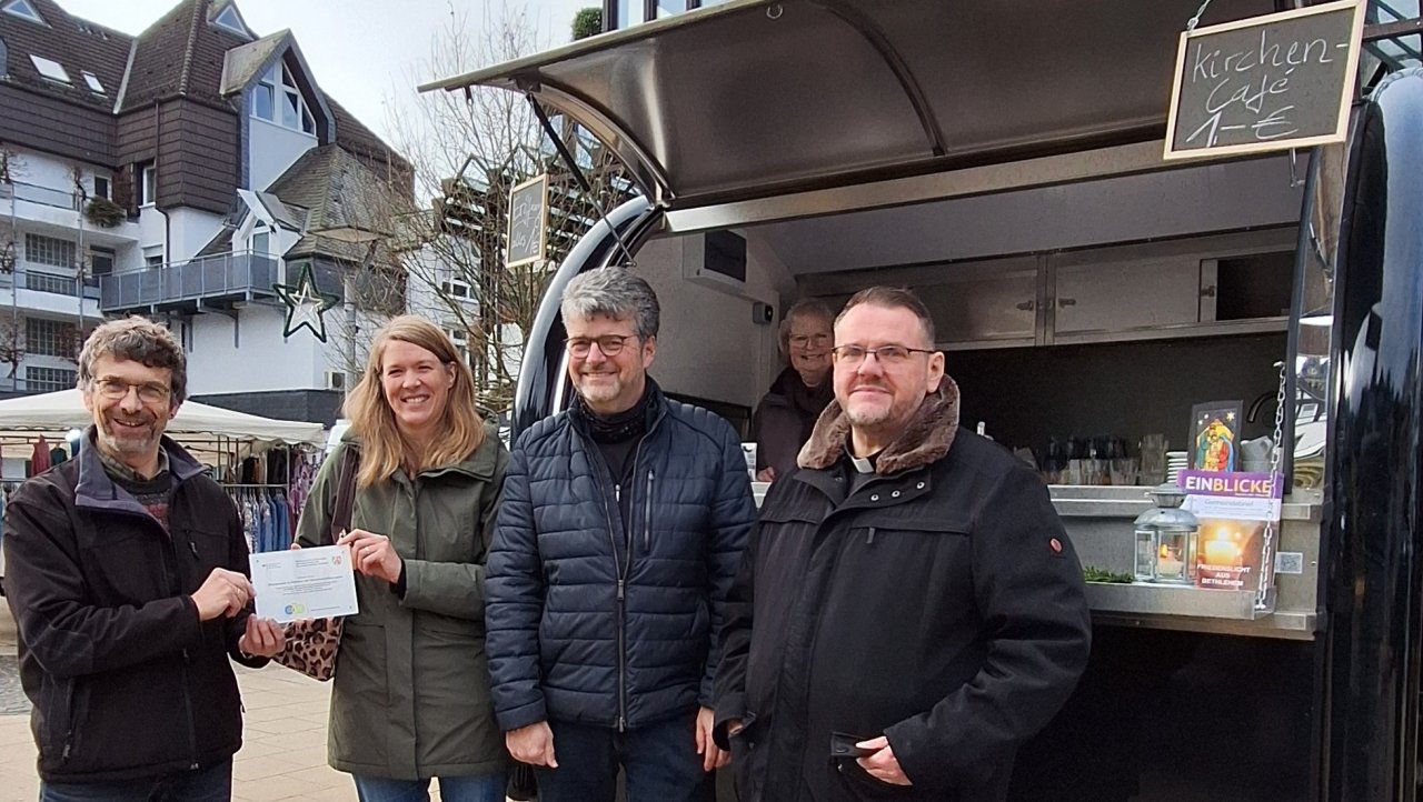 Kaffee, Tee und gute Gespräche gab es beim Markt in Altenhundem am Ökumenischen Café-Mobil: (v.l.) Von l.n.r.: Pfarrer Christoph Otminghaus, Susanne Henn, Gemeindereferent Christoph Schüttler, Gemeindereferentin Helga Grewe und Pfarrer Markus Leber. von privat