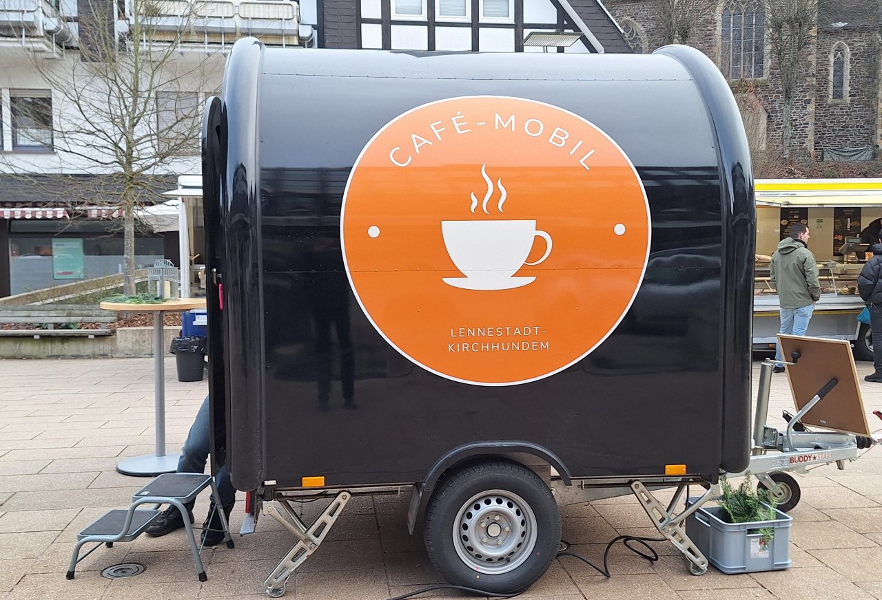 Das „Cafe-Mobil“, ein Anhänger, der mit Kaffeemaschine, Geschirr und Kühlschrank ausgestattet und somit flexibel einsetzbar ist. von privat
