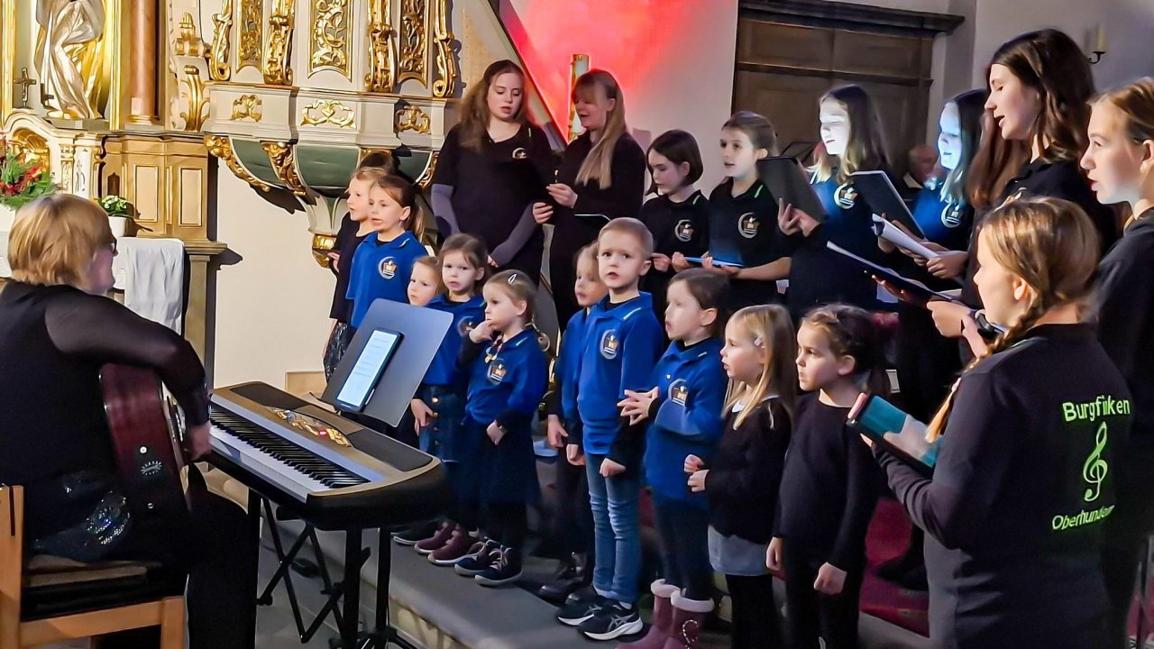 Beim gemeinsamen Konzert begeisterten die Burgfinken Oberhundem und der Musikverein Rinsecke-Oberhundem nicht nur die Besucher, sondern es kamen auch Spenden für den guten Zweck zusammen. von privat