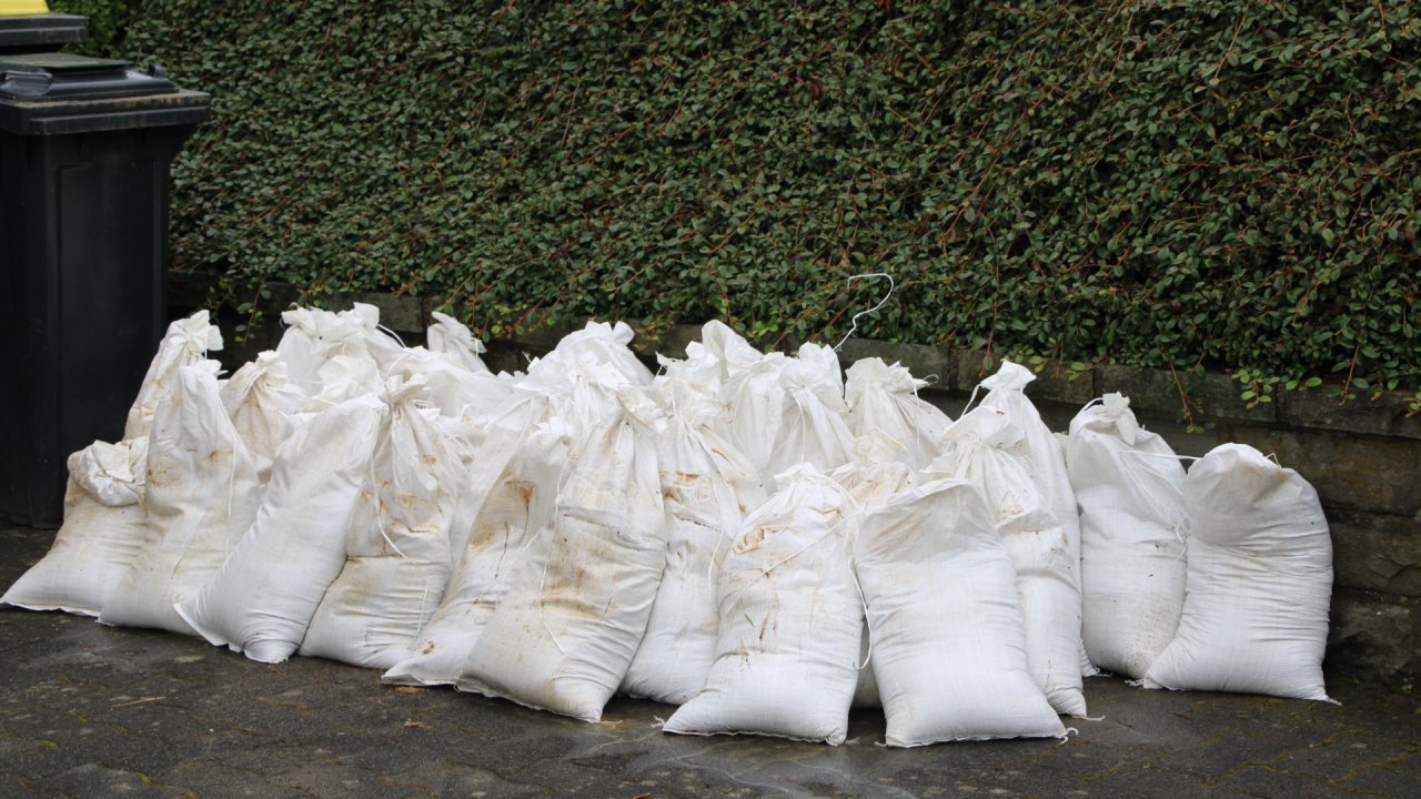 Das Hochwasser hat in Ottfingen große Schäden hinterlassen. von Lorena Klein