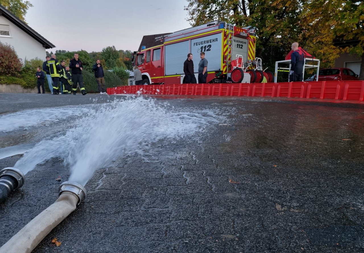 Die Gemeinde Wenden hat gemeinsam mit der Feuerwehr ein modernes Hochwasserschutzsystem angeschafft. Es zeichnet sich durch seine Vielseitigkeit aus. von Feuerwehr Wenden