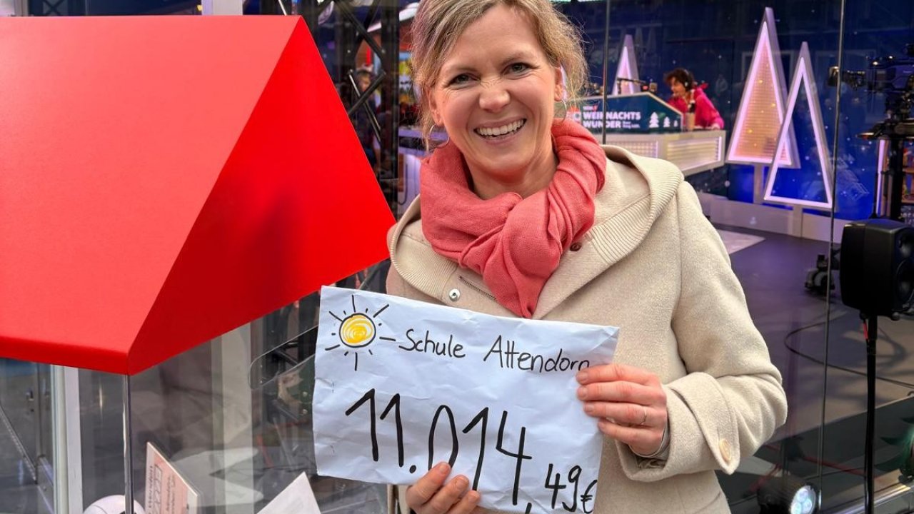 Lehrerin Anne Tomasetti hat die beeindruckende Spendensumme nach Essen gebracht. von privat