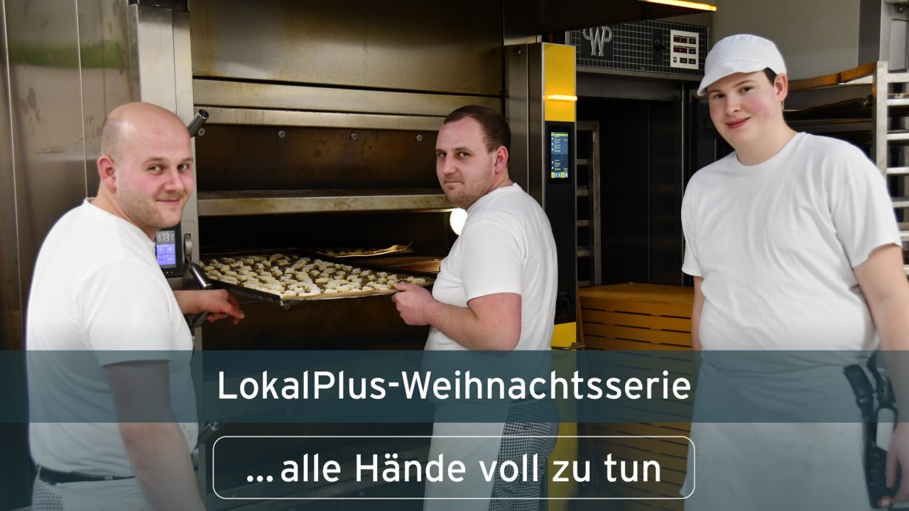 Für Robin Poggel, Christopher Poggel und Lukas Schmidt (v.l.) ist die Weihnachtszeit in der Backstube eine schöne und anstrengende Zeit. von Nicole Voss