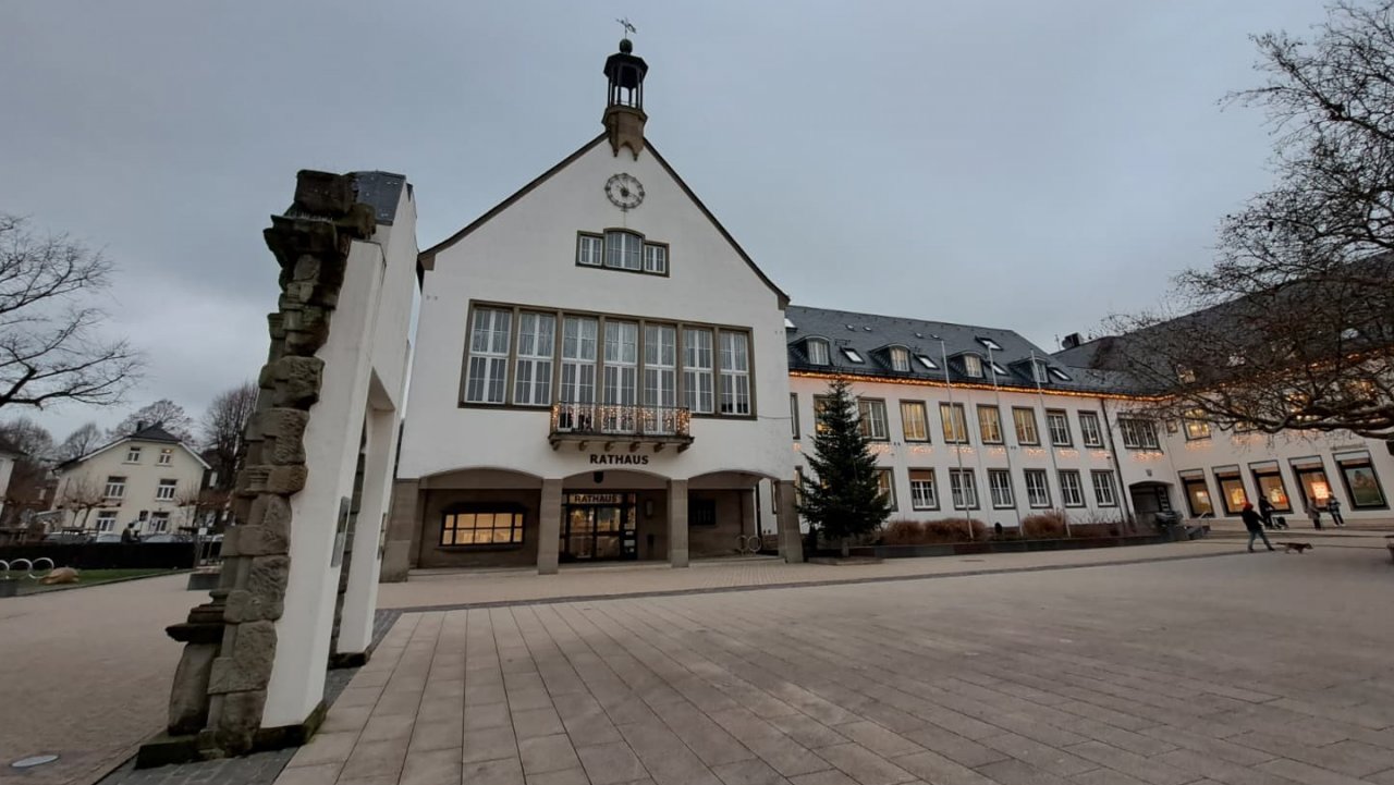 Das Attendorner Rathaus. von Jana Becker