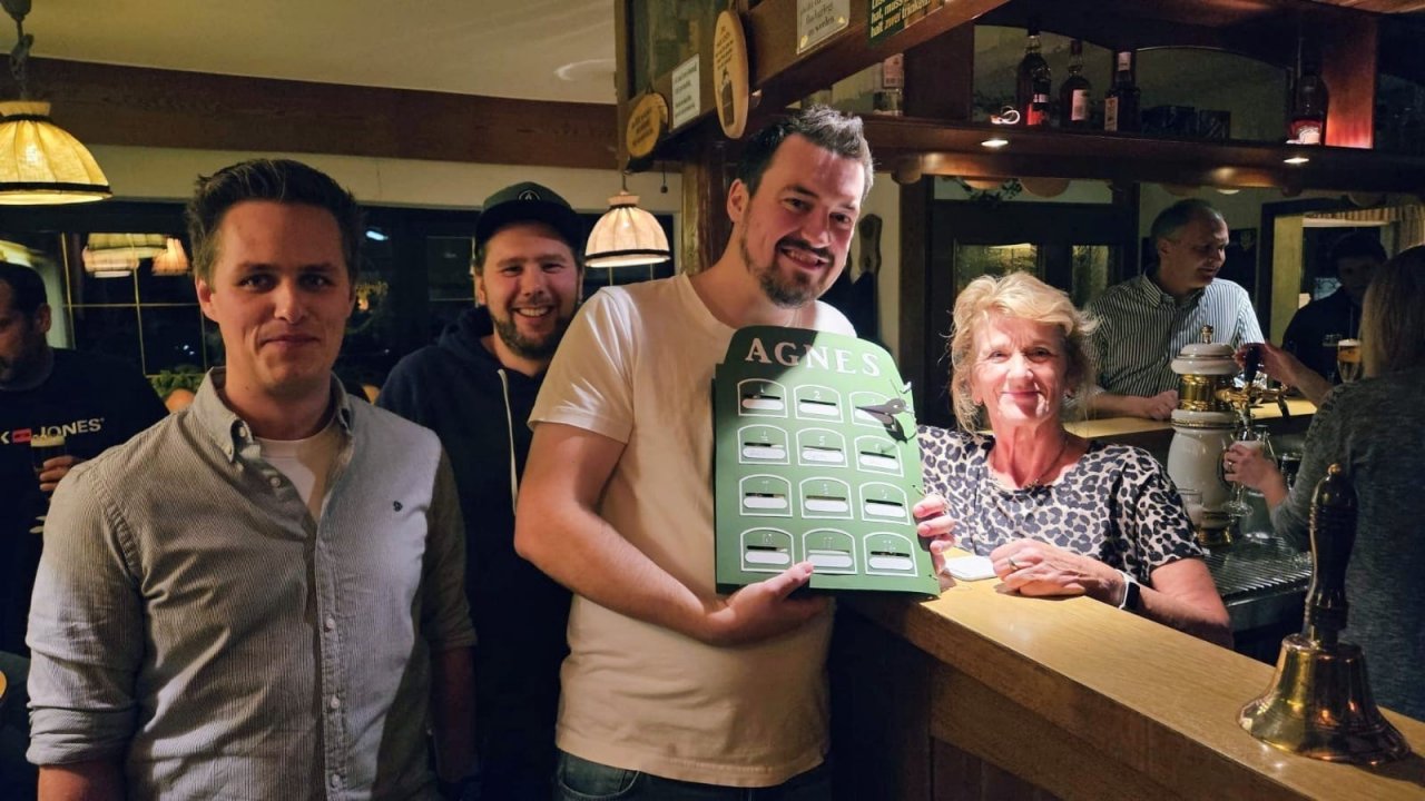 Fast 45 Jahre lang stand Agnes Meeser in ihrer Kneipe „Meesers“ am Zapfhahn. von privat