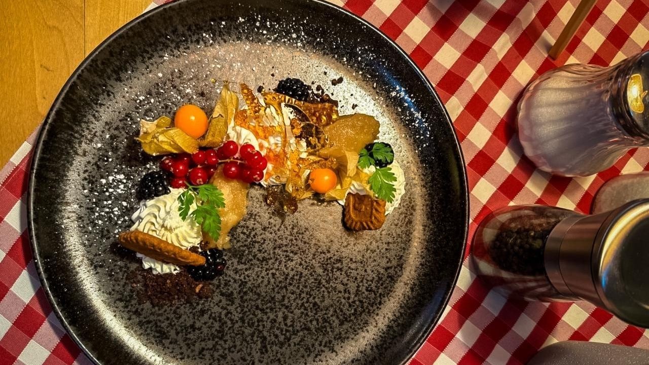 Das Dessert im LokalGenuss-Weihnachtsmenü: Vanille-Mascarponecreme mit Bratapfel-Ragout. von Landhotel Voss