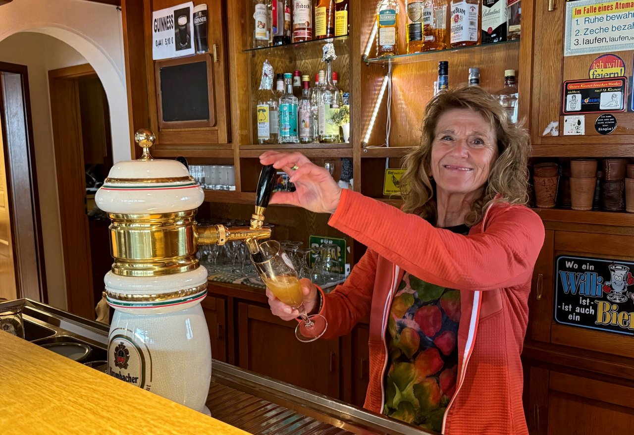 Fast 45 Jahre lang stand Agnes Meeser in ihrer Kneipe „Meesers“ am Zapfhahn, Ende Oktober war Schluss: Die 66-Jährige ging in den wohlverdienten Ruhestand. Jetzt gibt es eine tolle Nachricht für alle Würdinghauser: Es geht weiter mit dem „Meesers“. von privat