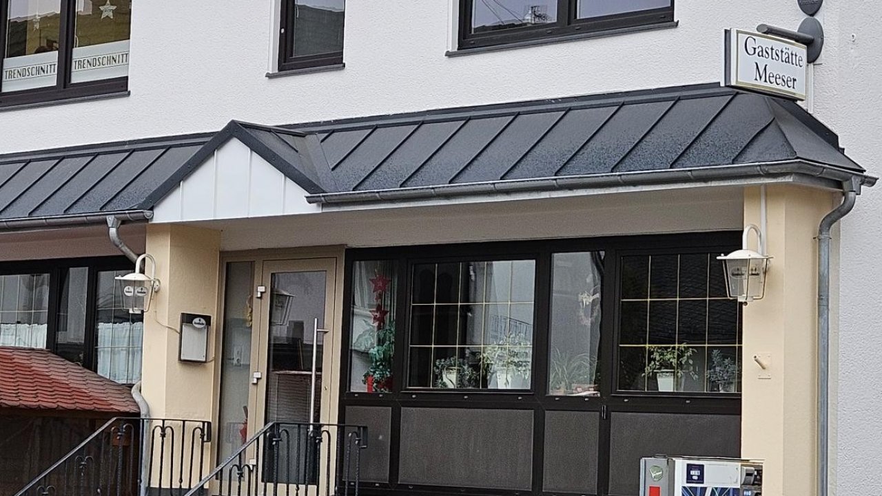 Schöne Nachrichten erreichen Würdinghausen kurz vor Weihnachten: Es geht weiter mit „Meesers“, der Dorfkneipe. von Helmut Beckmann-Lenneper