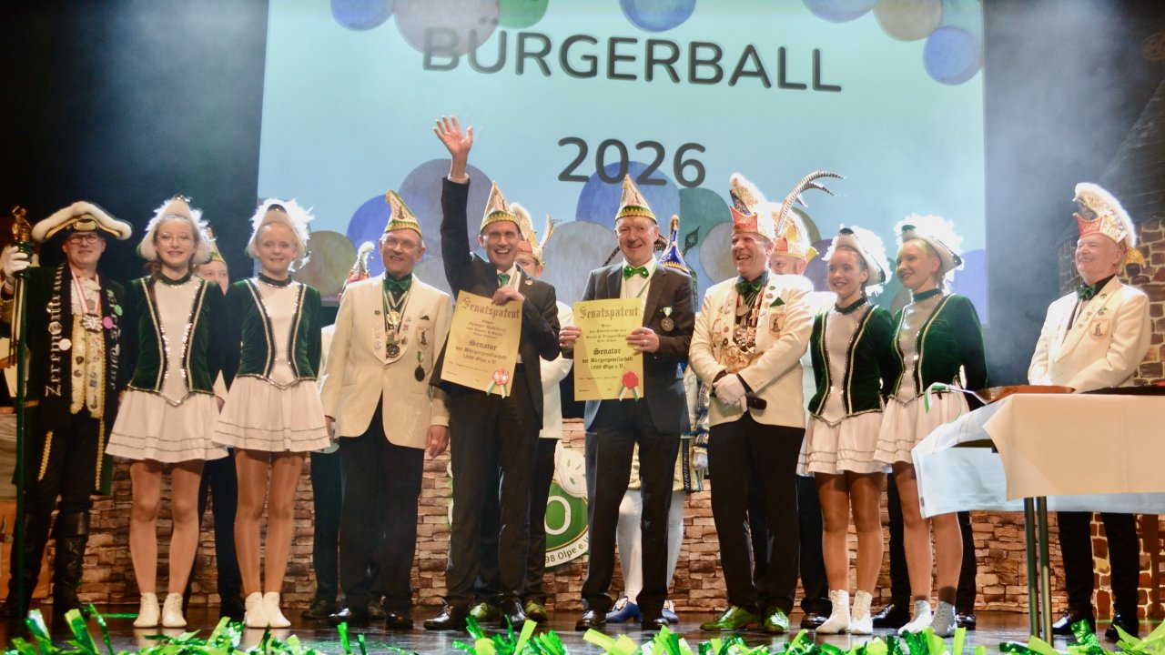 Die beiden neuen Senatoren der BGO, Edgar Clemens und Peter Rähles (Bildmitte) mit ihren Ernennungsurkunden. von Ralf Giermann