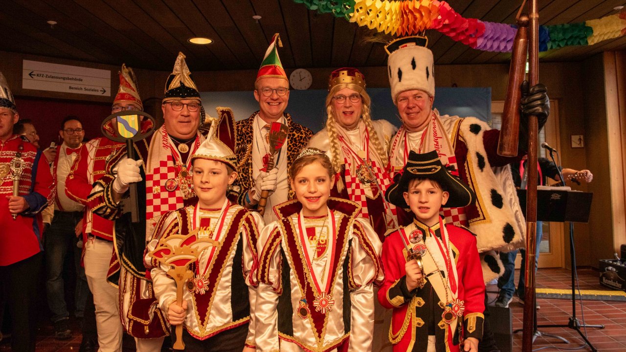 Bürgermeister Tobias Puspas (2. v.l.) überreichte den Schlüssel an den Karnevals-Club aus Grevenbrück. von Nils Dinkel