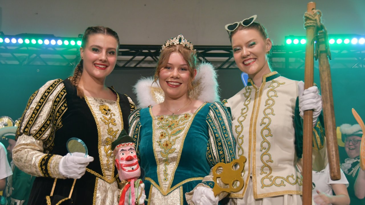 Das neue Dreigestirn in Dünschede (v.l.): Jungfrau Johanna Baumhoff, Prinzessin Emma Zimmer und Bauer Frieda Geuecke. von Nicole Voss