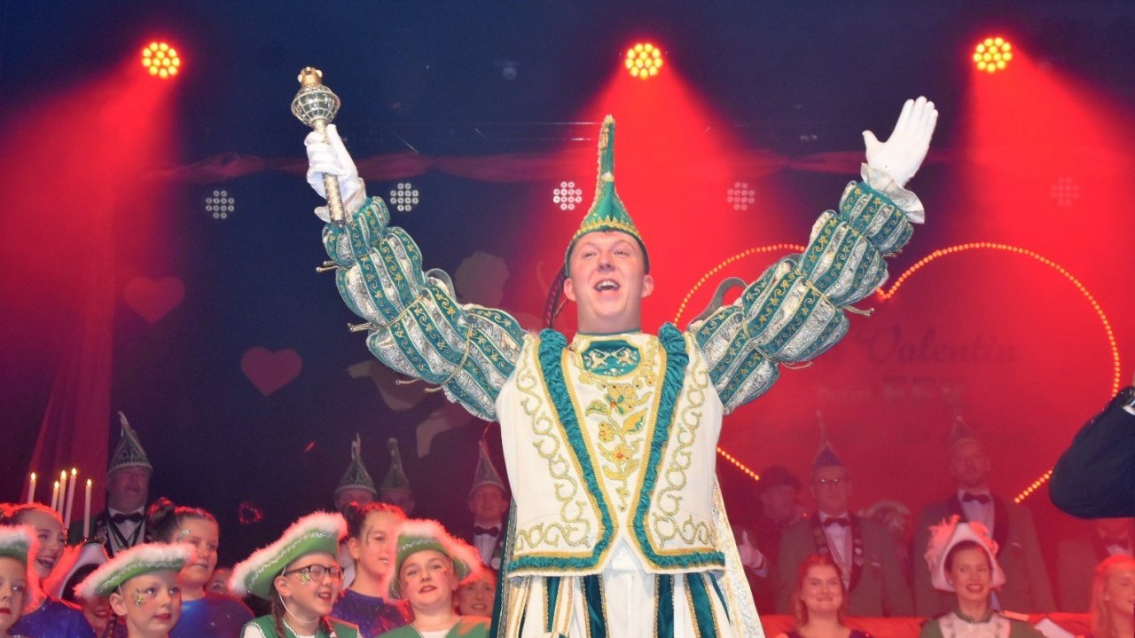 Tim Sommerhoff (l.) jubelt in Finnentrop als neuer Karnevalsprinz. von Nicole Voss