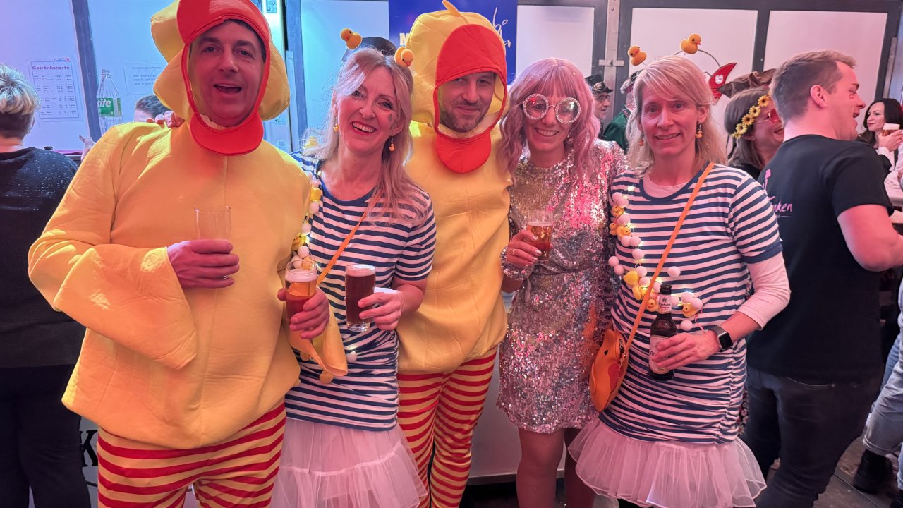 Rund 1.000 Jecken feierten bei der Prunksitzung ausgelassen im Schönauer Festzelt. von Catriona Rath