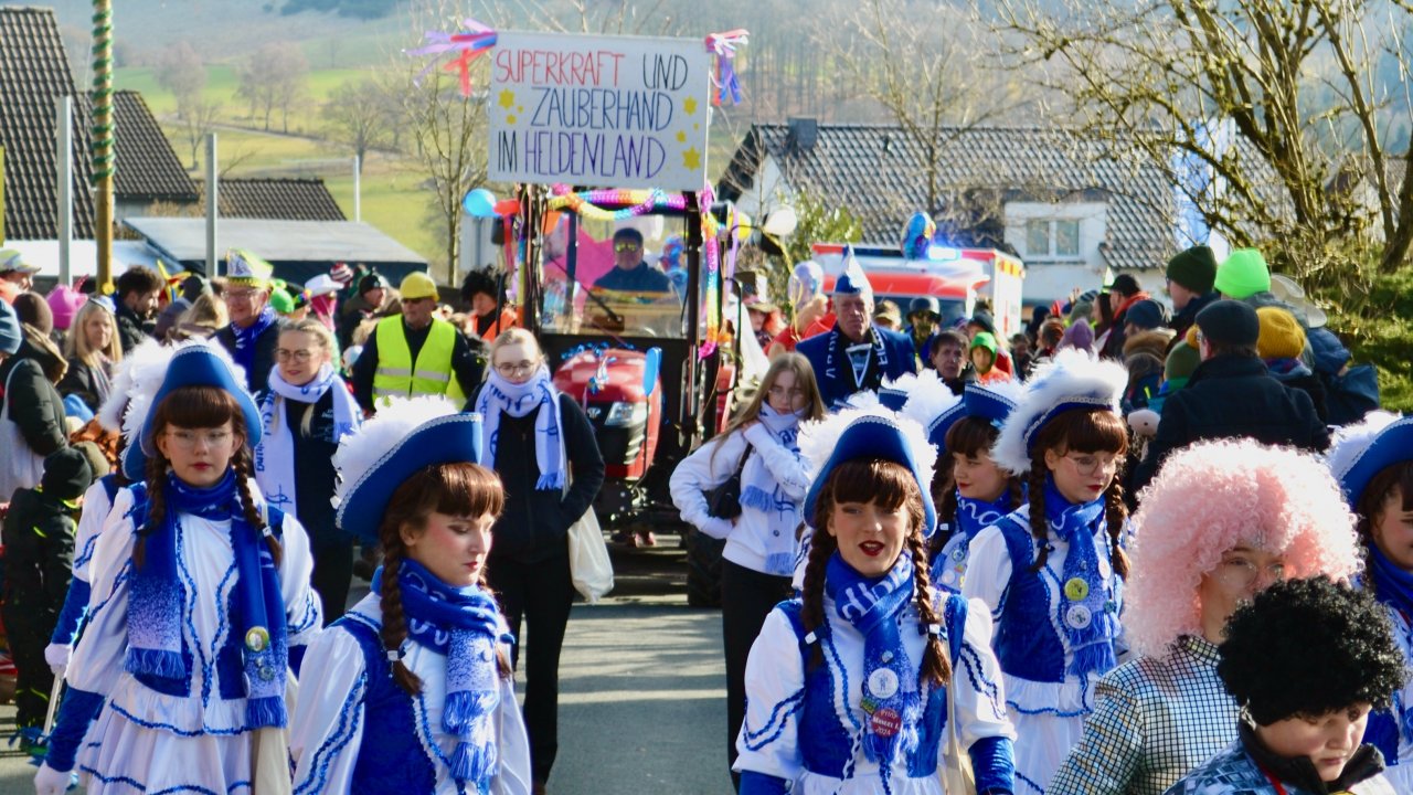 Unter dem Motto „Superkraft und Zauberhand im Heldenland“ fand in Eichhagen der Kinderumzug statt. von Ralf Giermann