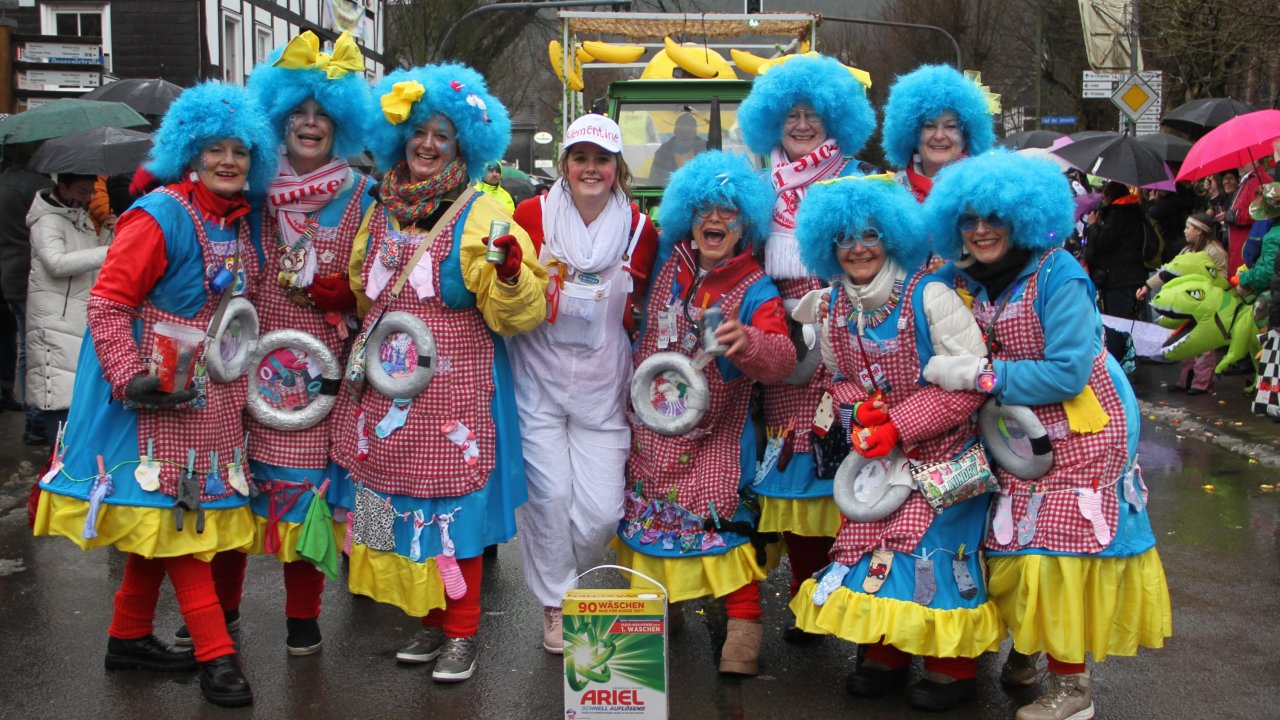Beim Rosenmontagszug in Saalhausen fielen nicht nur tausende Kamelle vom Himmel - doch Regen und Schnee konnte den fast 380 Zugteilnehmern und vielen hundert Besuchern am Straßenrand die Stimmung nicht vermiesen. von Kerstin Sauer