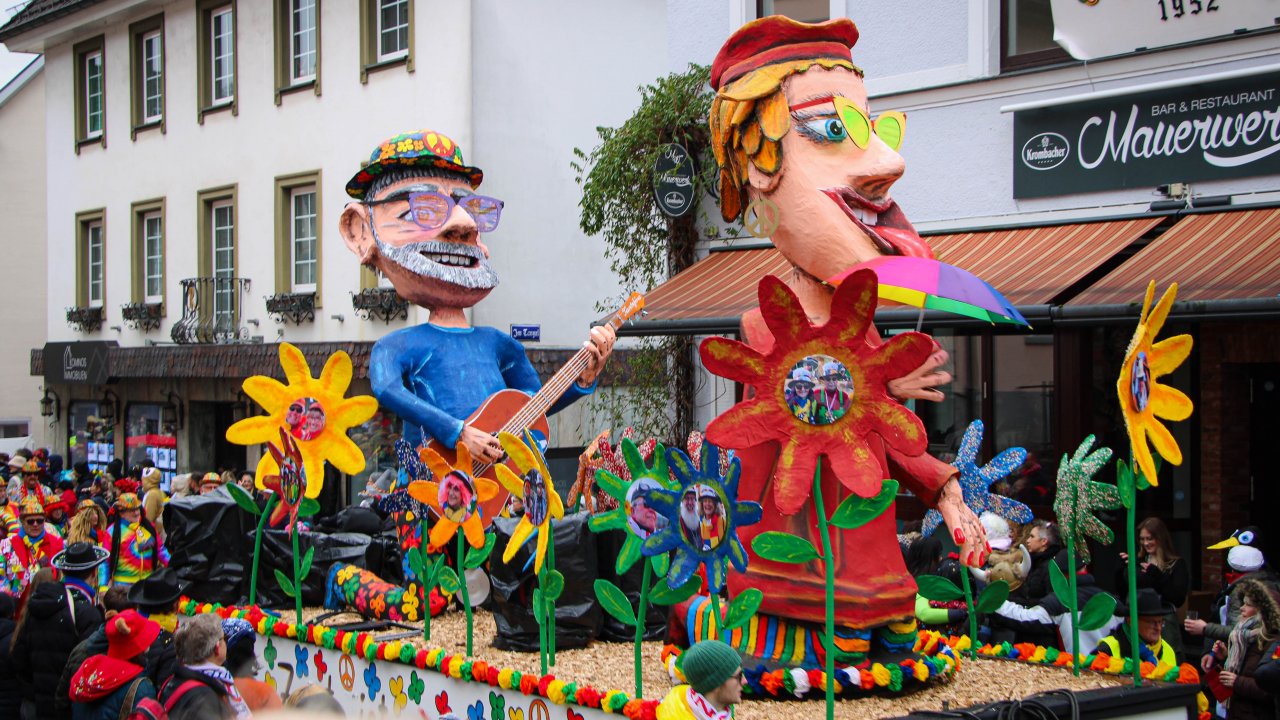 Das große Finale des Straßenkarnevals lockte zahlreiche Menschen nach Klein Colonia. von Lorena Klein
