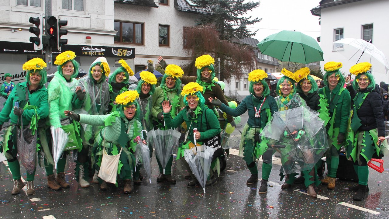 Unkraut? Niemals! Dafür sieht dieser Löwenzahn doch viel zu prächtig aus! Die Grevenbrücker Damen waren eine von 57 Zuggruppen, die die vielen Karnevalisten am Straßenrand begeisterten. von Kerstin Sauer