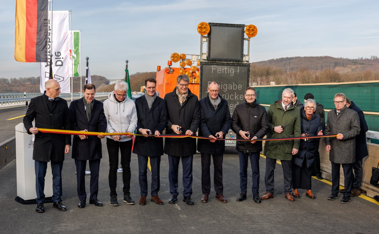 Banddurchschnitt mit viel Prominenz nach den Ansprachen auf der Talbrücke. von Autobahn GmbH