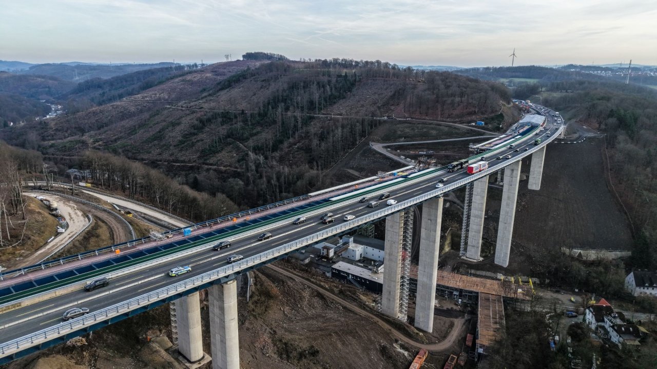 Der Verkehr fließt seit Montag, 13.19 Uhr, wieder über die Talbrücke Rahmede. von Autobahn GmbH