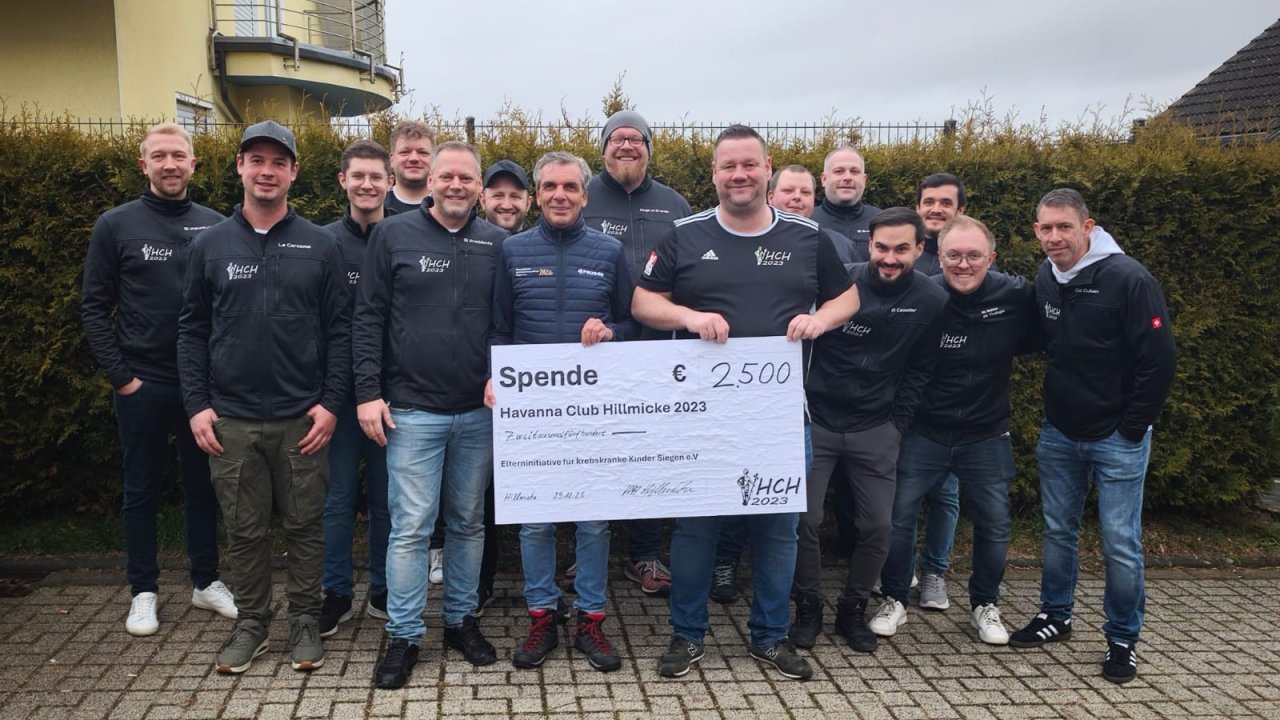Christian Pilz (7.v.l.) nimmt den Scheck des Havanna Clubs Hillmicke entgegen. von privat