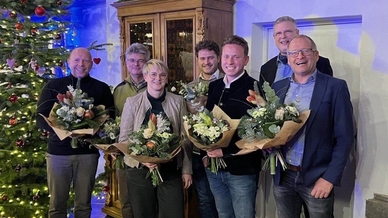 Bei der Ehrung (v.l.): Vorstandsmitglied Marco Heinemann, Achim Nerger, Simone Leine, Timo Werthenbach, Dominik Sondermann, Vorstandsmitglied Markus Stottmeyer und Peter Weingarten von Volksbank OWD