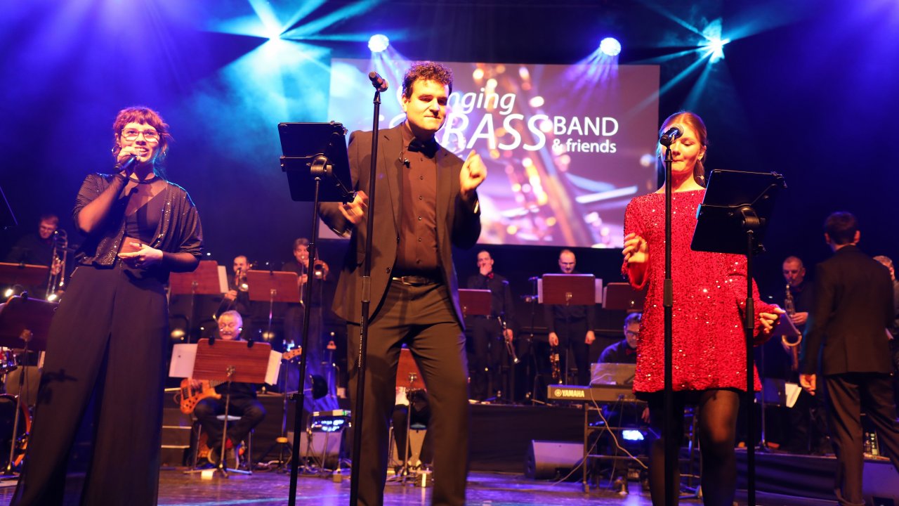 Die Swinging Brass Band & Friends präsentieren sich mit Spielfreude, professioneller Arrangements und charmanter Bühnenpräsenz. von privat