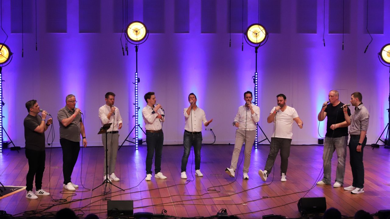 Das A-Capella-Ensemble Fiven (hier beim Leistungssingen 2025) lädt zu einem besonderen Konzert in die St.-Marien-Kirche in Altenhof ein. von Chorverband NRW