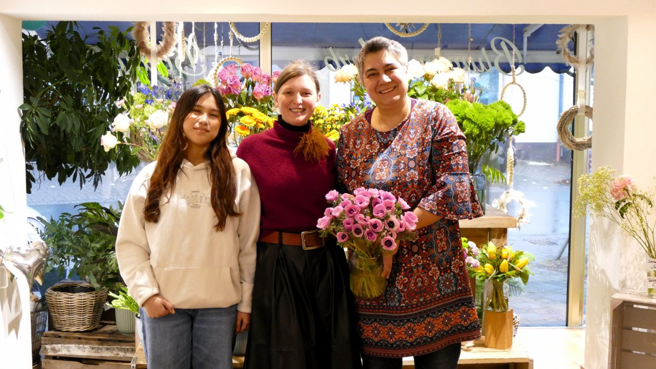 Praktikantin Elijah Czynn Tomaroy (links), Inhaberin Rita Herb (Mitte) und Mitarbeiterin Andrea Krawitz-Krengel beraten die Kunden im Blumenladen Herb mit viel Kreativität und Leidenschaft. von Claudia Wichtmann