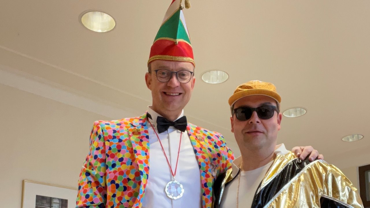 Stehen schon in den Startlöchern: Bürgermeister Tobias Puspas (links) und Beigeordneter Karsten Schürheck freuen sich auf eine tolle Altweiberparty im Lennestädter Rathaus von Stadt Lennestadt